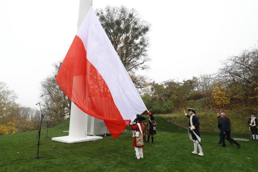  Ma być symbolem i drogowskazem. Flaga Polski zawisła na Górze Gradowej. WIDEO i FOTO