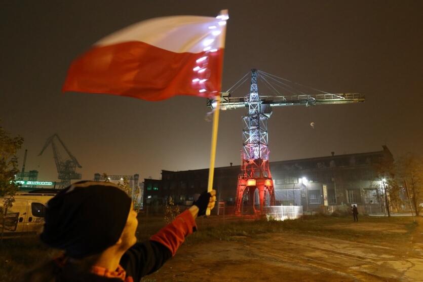 Dźwig stoczniowy w biało-czerwonych barwach na 100-lecie odzyskania przez Polskę niepodległości 