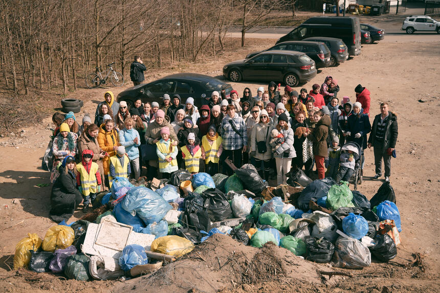  Ukraińcy w ramach wdzięczności posprzątali park leśny we Wrzeszczu przy ul. Jaśkowa Dolina