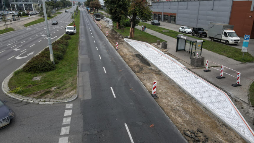 zdjęcie z drona, widać fragment ulicy, w tym remontowany odcinek jezdni, widać samochód ciężarowy, materiały budowlane