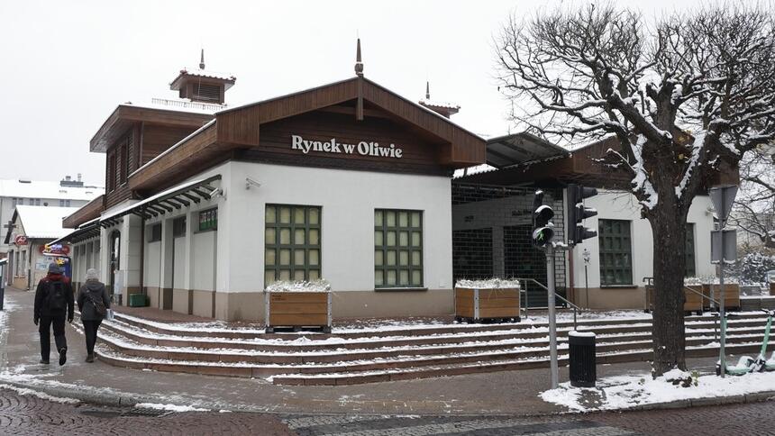 Odnowiona hala Rynku Oliwskiego w zimowej szacie