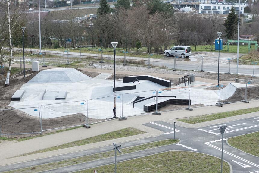 zdjęcie nowego skateparku robione ze wzgórza