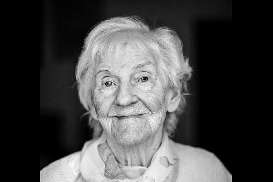 Zdjęcie portretowe starszej kobiety o siwych włosach