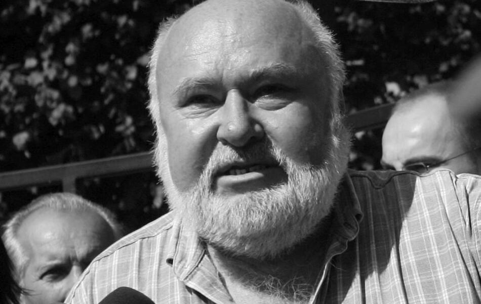 czarno-białe zdjęcie portretowe otyłego starszego mężczyzny z siwą brodą