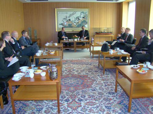 Prezydent Paweł Adamowicz w trakcie rozmów w siedzibie Maersk Line
