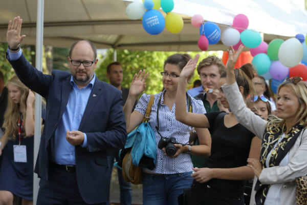 Kto da więcej? Każdy chciał, włącznie z prezydentem Gdańska Pawłem Adamowiczem (po lewej), mężem współorganizatorki „Zeszytu dla ucznia” Magdaleny Adamowicz.
