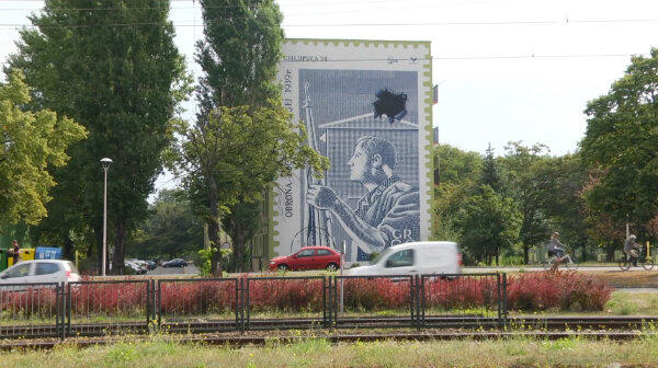 Zamówiony przez kibiców Lechii mural znajduje się na Przymorzu, na bloku przy ul. Chłopskiej 24
