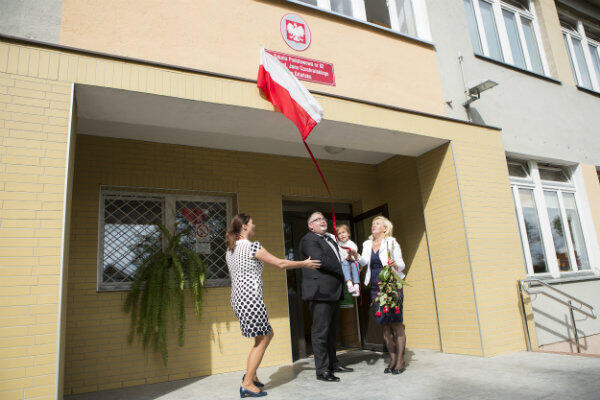Wnuczka Jana Czochralskiego Anna Zielińska (po prawej) odsłania nową tablicę szkoły razem z wiceprezydentem Gdańska Piotrem Kowalczukiem i dyrektor szkoły Agatą Markiewicz-Babło.
