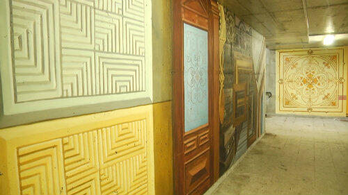 W którymś z oruńskich mieszkań stoi piec kaflowy. Takie same kafle można zobaczyć w przejściu podziemnym.
