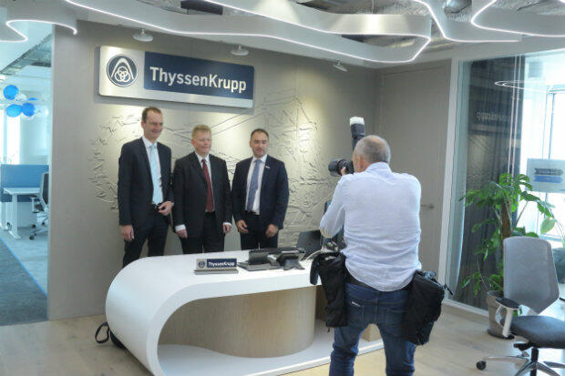 Stoją od lewej: Lars Hölzer – dyrektor ds. globalnych usług wspólnych w ThyssenKrupp, Guido Kerkhoff – dyrektor finansowy ThyssenKrupp AG oraz Robert Góra – dyrektor ThyssenKrupp Group Service Gdańsk.
