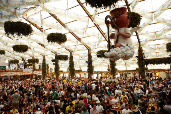 Oktoberfest też odbywa się w wielkich namiotach, ale potrwa znacznie dłużej niż gdańskie święto.
