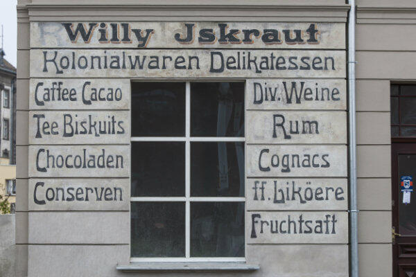 Napis głosi, że w tym miejscu znajdował się delikatesowy sklep spożywczy Willy'ego Iskrauta.
