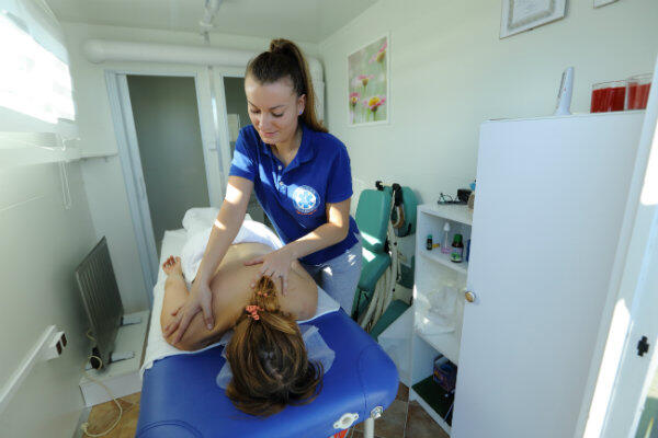 Tak wygląda praca w mobilnym salonie masażu. W akcji: Aneta Romińska. 
