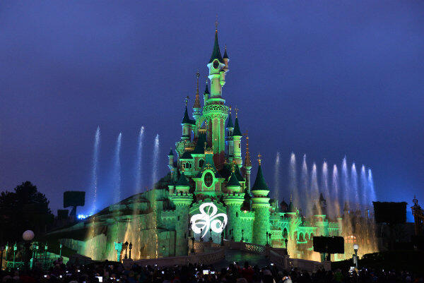 Dzień św. Patryka świętowały: Zamek Śpiącej Królewny w paryskim Disneylandzie...

