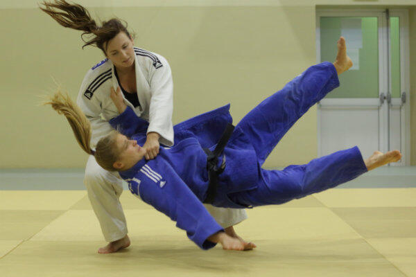 Z wielu walk judoczki wychodzą mocno obolałe.