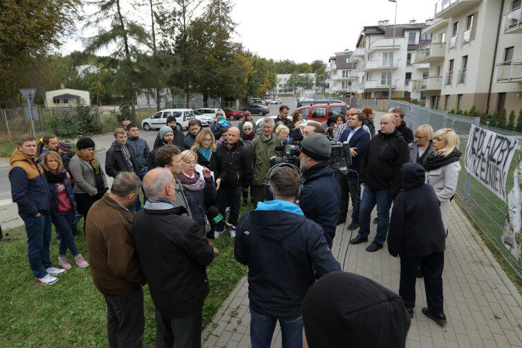 Protest mieszkańców Osiedla Pomarańczowego przeciwko planowanej budowie izby wytrzeźwień na Srebrzysku.
