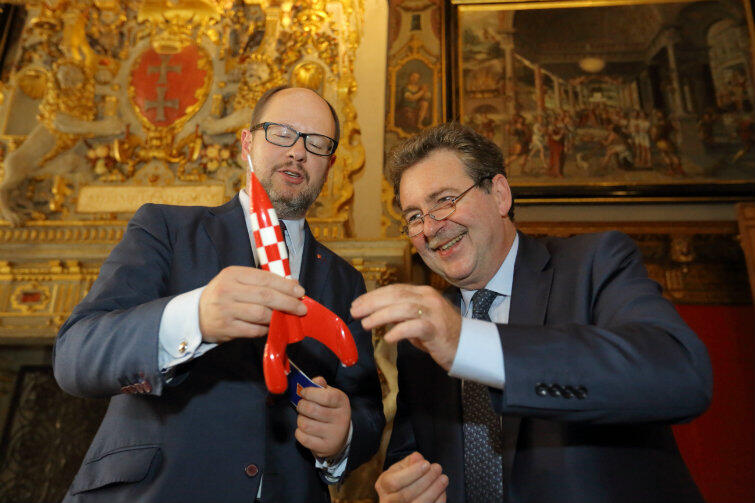 Rakieta-zabawka powinna stanąć na prezydenckim biurku. Tylko wtedy przyniesie Gdańskowi pomyślność. Po lewej Paweł Adamowicz, po prawej Rudi Vervoort.

