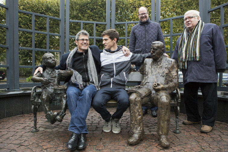 Siedzą od lewej: Oskar Matzerath (bohater „Blaszanego bębenka”), Franz i Elia Grassowie (syn i wnuk noblisty) oraz Günter Grass. Za nim stoją prezydent Gdańska Paweł Adamowicz i rzeźbiarz Sławoj Ostrowski, autor obu pomników.
