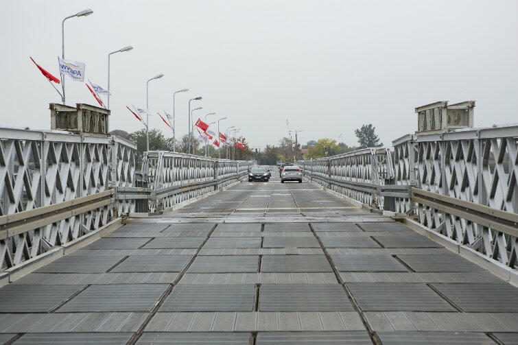 Most pontonowy w Sobieszewie. Dojazd jest wolny i niewygodny, po wyboistej nawierzchni. Do tego ruch jest regularnie wstrzymywany, by mogły przepłynąć jachty i łodzie.
