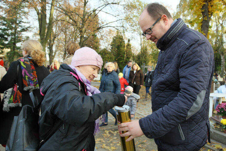 Jednym z kwestujących od lat jest prezydent Gdańska Paweł Adamowicz, który wysoko ceni pracę jaką hospicjum wykonuje na rzecz społeczności miasta.
