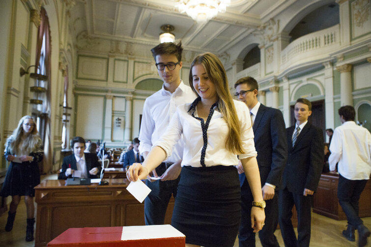 Młodzi radni w trakcie głosowania na przewodniczącego.
