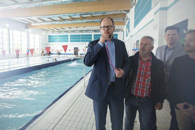 Z basenu przy Azaliowej już w wakacje korzystały tysiące mieszkańców Gdańska. 12 września br. przy okazji szkolnego festynu zaszedł tam także prezydent Adamowicz, ale się nie kąpał - czym rozczarowana była obsługa obiektu.

