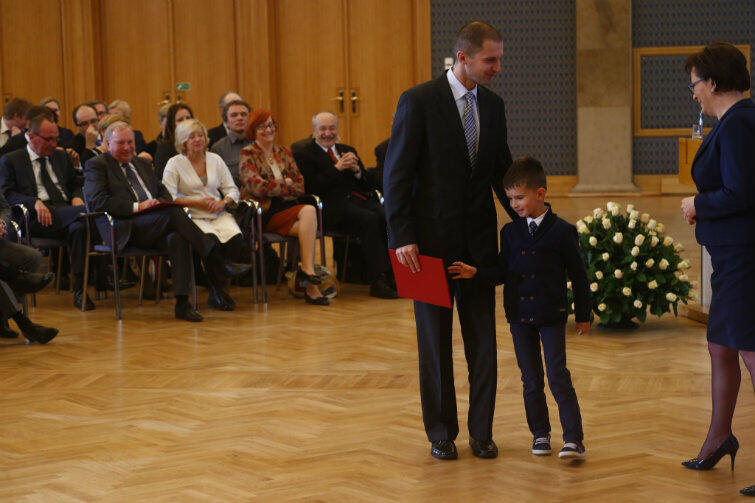 Na spotkanie z premier Ewą Kopacz z naukowcem przyjechał jego syn Maciek. Też przyszły naukowiec?
