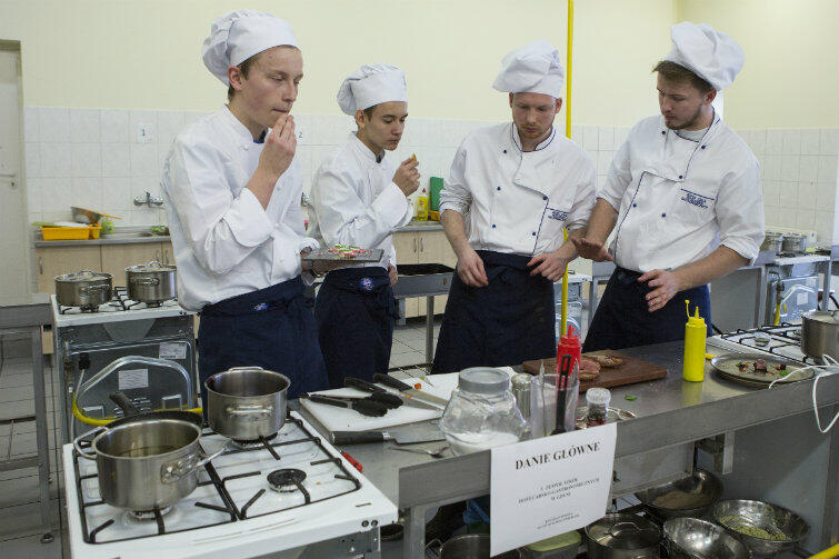 Uczniowie mieli dwie godziny na przygotowanie matematycznych dań. Od prawej Mateusz Schellenberger i Krystian Buksza, zwycięzcy w kategorii danie główne, z kolegami z Zespołu Szkół Hotelarsko-Gastronomicznych w Gdyni.
