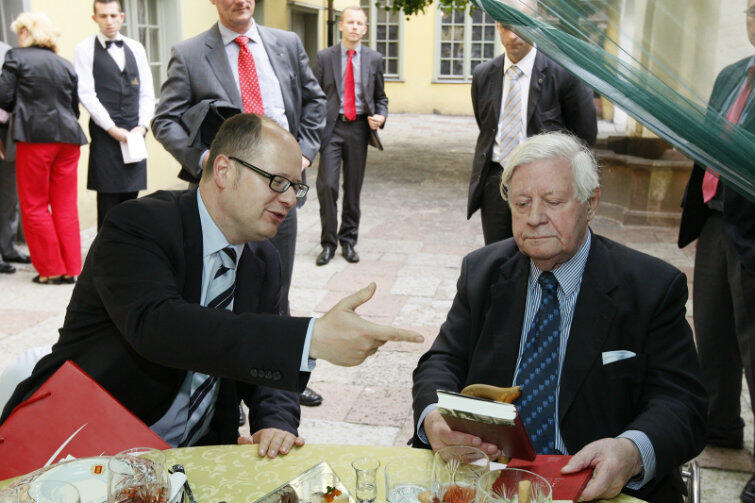 Spotkanie Prezydenta Gdańska Pawła Adamowicza z byłym Kanclerzem Niemiec Helmutem Schmidtem. Gdańsk, Dom Uphagena, 9 sierpnia 2011 r.
