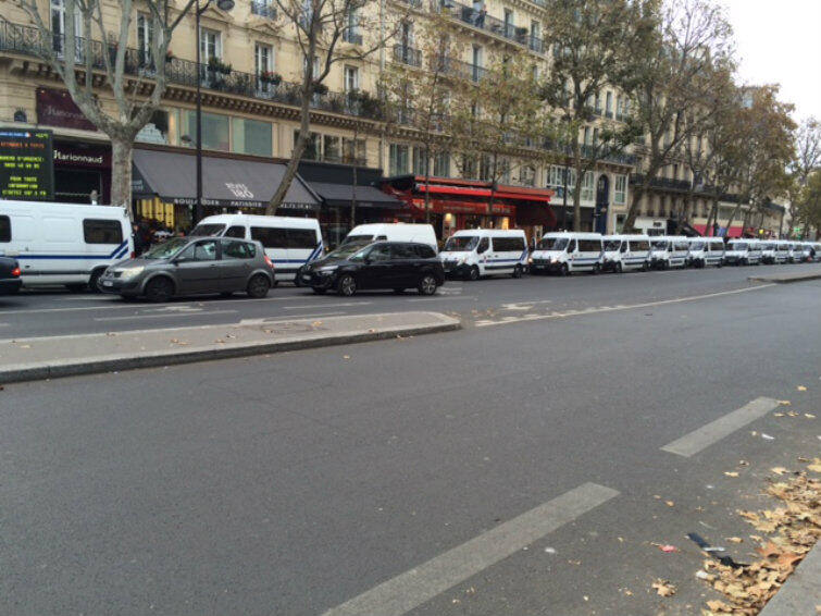 Stan wyjątkowy w Paryżu. Samochody policyjne i karetki w gotowości do akcji.