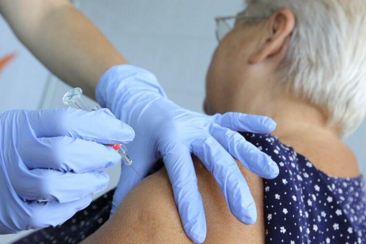 Bezpłatne szczepionki czekają na seniorów zagrożonych powikłaniami pogrypowymi.