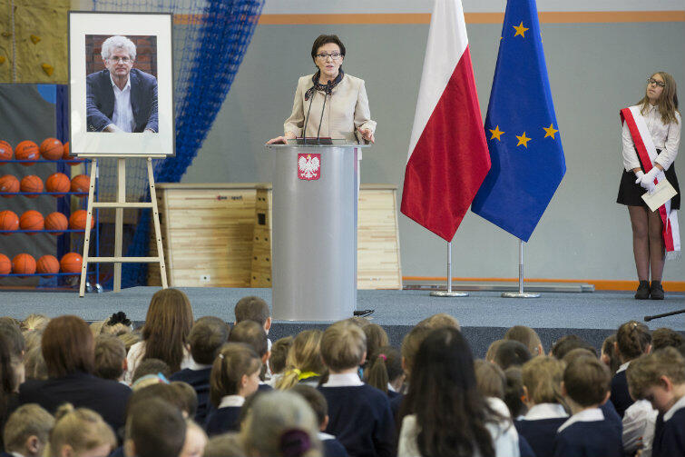 W uroczystym nadaniu szkole imienia Arama Rybickiego uczestniczyła m.in. premier Ewa Kopacz.