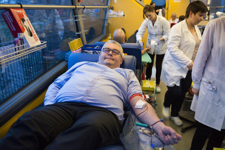 Wiceprezydent Piotr Kowalczuk po raz kolejny oddał krew, a następnie odebrał odznakę Zasłużony Honorowy Dawca Krwi. Odznaki przyznaje PCK tym, którzy oddali co najmniej 6 litrów krwi.
