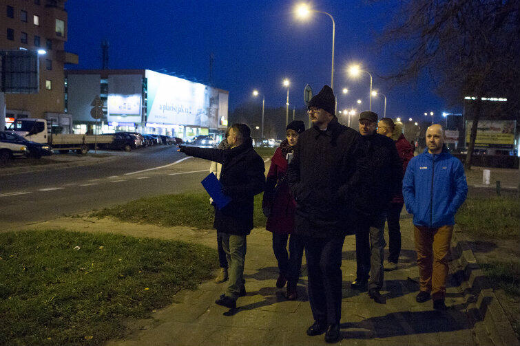 Prezydent Paweł Adamowicz (na pierwszym planie) w towarzystwie uczestników spaceru po Przymorzu Wielkim.
