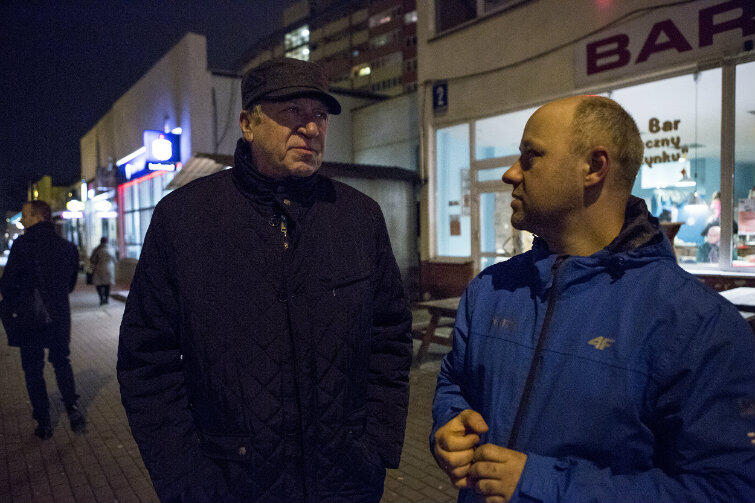 Krzysztof Skrzypski z Gdańska Obywatelskiego (po prawej) w trakcie wymiany zdań z Mieczysławem Kotłowskim, dyrektorem Zarządu Dróg i Zieleni.
