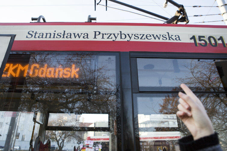 Uroczystość nadania 114Na imienia Stanisławy Przybyszewskiej odbyła się na przystanku tramwajowym Nowe Ogrody przy ulicy 3 Maja w Gdańsku. Po odsłonięciu tablicy „Przybyszewska” ruszyła w kierunku Strzyży. 