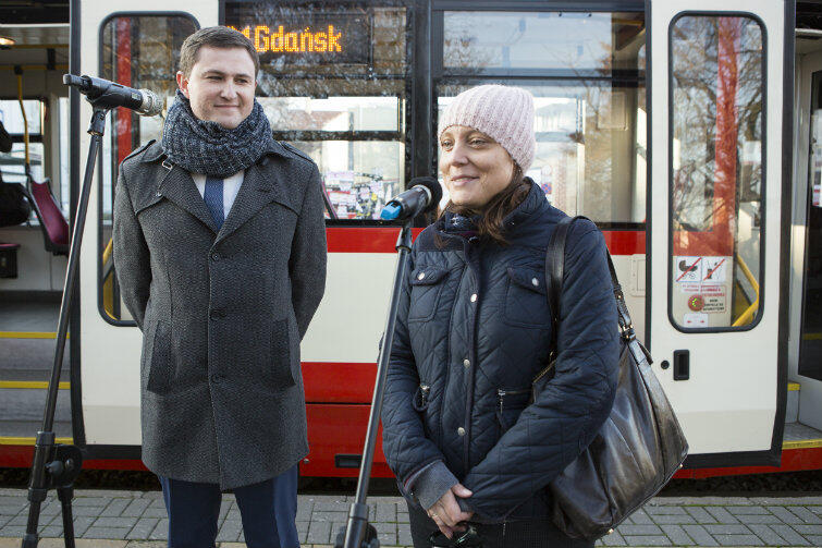 Kandydaturę pisarki jako patronki kolejnego gdańskiego tramwaju zgłosiła Anna Sadowska, przewodniczka po Trójmieście. Na zdjęciu obok niej wiceprezydent Gdańska Piotr Grzelak. 