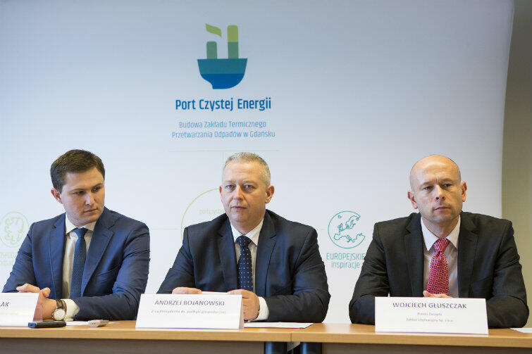 Koncerny zainteresowane budową spalarni przedstawiono na konferencji prasowej. Na pytania dziennikarzy odpowiadali m.in. prezes ZUT Wojciech Głuszczak (z prawej) oraz wiceprezydenci Gdańska Andrzej Bojanowski i Piotr Grzelak.
