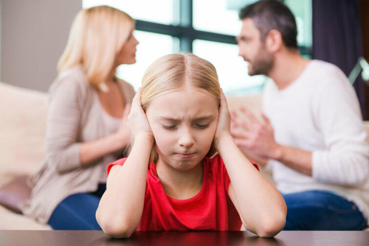 Kłótnia rodziców wywołuje w dziecku ogromne emocje. Rozwód jest przeżyciem traumatycznym, wywierającym ogromny wpływ na to, jak dzieci, już jako osoby dorosłe, będą kształtować swoje relacje z innymi ludźmi.
