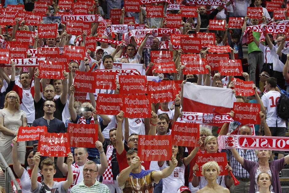 Polscy tenisiści będą mogli liczyć na wsparcie kibiców, podobnie jak wcześniej siatkarze i piłkarze ręczni. Na zdjęciu trybuny podczas meczu piłki ręcznej Polska – Niemcy w 2014 roku
