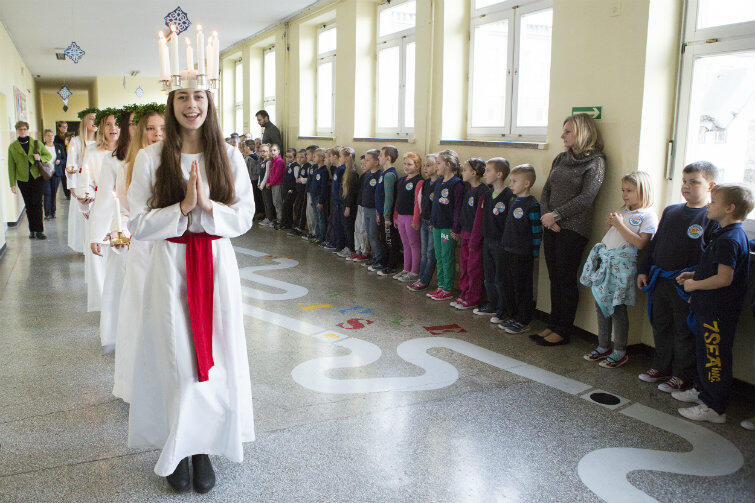 Święta Łucja ze swoim orszakiem zdążyła jeszcze przed wizytą w Nowym Ratuszu odwiedzić uczniów Szkoły Podstawowej nr 55 w Gdańsku-Nowym Porcie.
