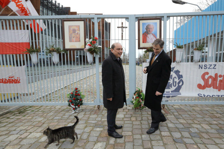 Ambasador Jones z Basilem Kerskim, dyrektorem Europejskiego Centrum Solidarności, przy historycznej bramie Stoczni Gdańskiej.
