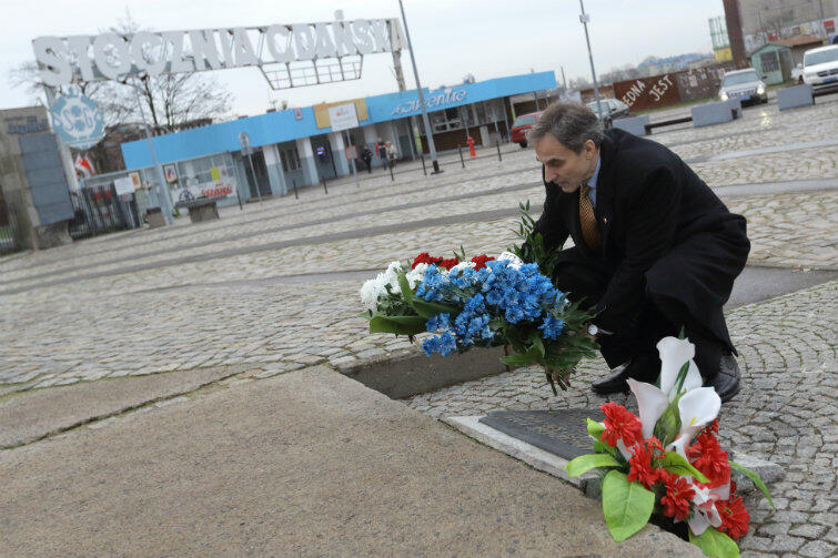 Ambasador USA składa kwiaty pod pomnikiem Poległych Stoczniowców.
