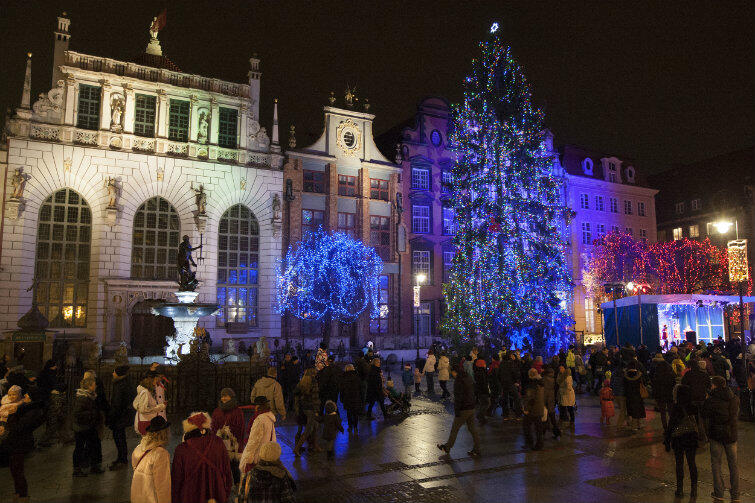 Gdańsk jako pierwsze miasto w Polsce udekorował swoją miejską choinkę lampkami i świecidełkami w 1989 roku.
