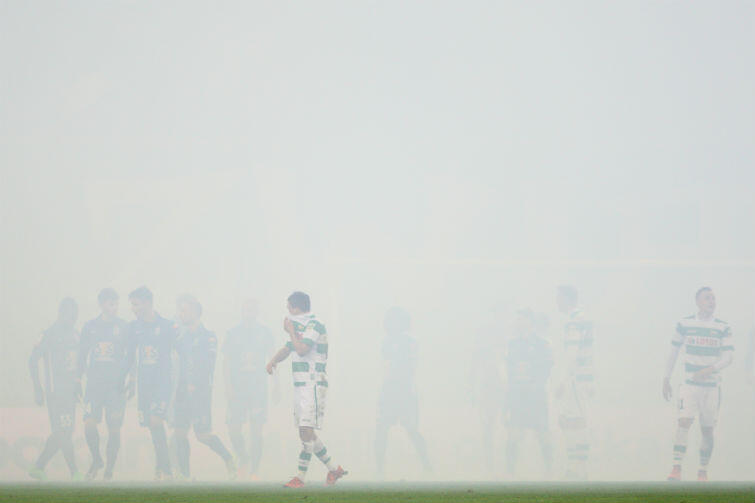 Dym z rac był tak gęsty, że mecz Lechii Gdańsk z Lechem Poznań został przerwany na kilka minut.
