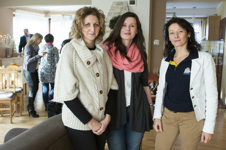 Od prawej: Sylwia Mrowińska z MOPR (pomysłodawczyni i organizatorka akcji), Anna Górska-Rutkowska (opiekunka grupy, która jedzie do Włoch) i Iwona Poniatowska-Olejniczak (dyrektorka Domu na Wzgórzu).
