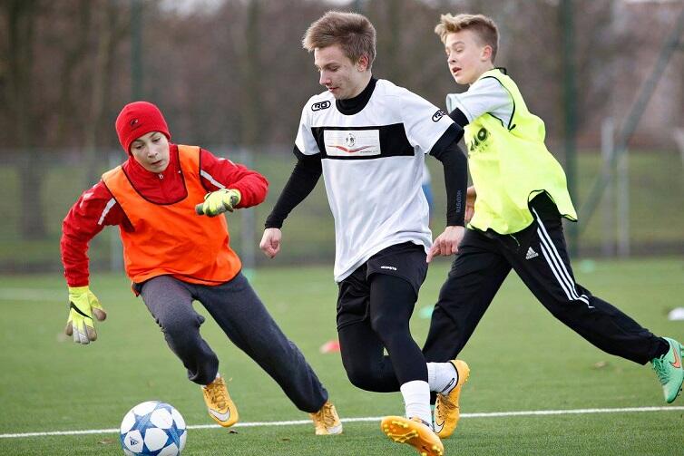 Młodym piłkarzom i piłkarkom nie brakowało ambicji, zaangażowania i umiejętności.
