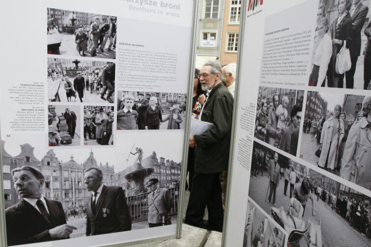 Stefan Figlarowicz podczas otwarcia wystawy plenerowej „Powrót Majora” na Długim Targu w Gdańsku.
