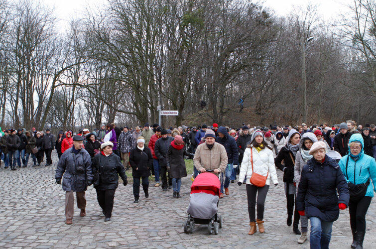 Uczestnicy niedzielnego spaceru po Chełmie - u zbiegu ulic: Lubuska, Pohulanka, Kolonia Przyszłość.