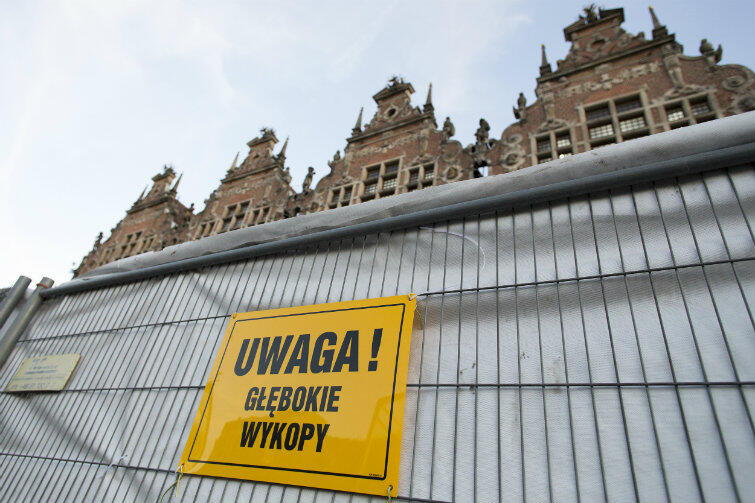 Dodatkową przeszkodą jest to, że od strony Targu Węglowego prace remontowe mają trwać do końca 2017 r.

